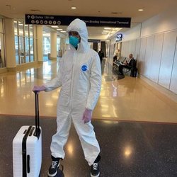 Naomi Campbell lleva el look para viajar en avión demiado lejos en medio de la crisis por el coronavirus