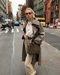 Elsa Hosk apuesta por la logomanía y los colores tierra en un look de entretiempo