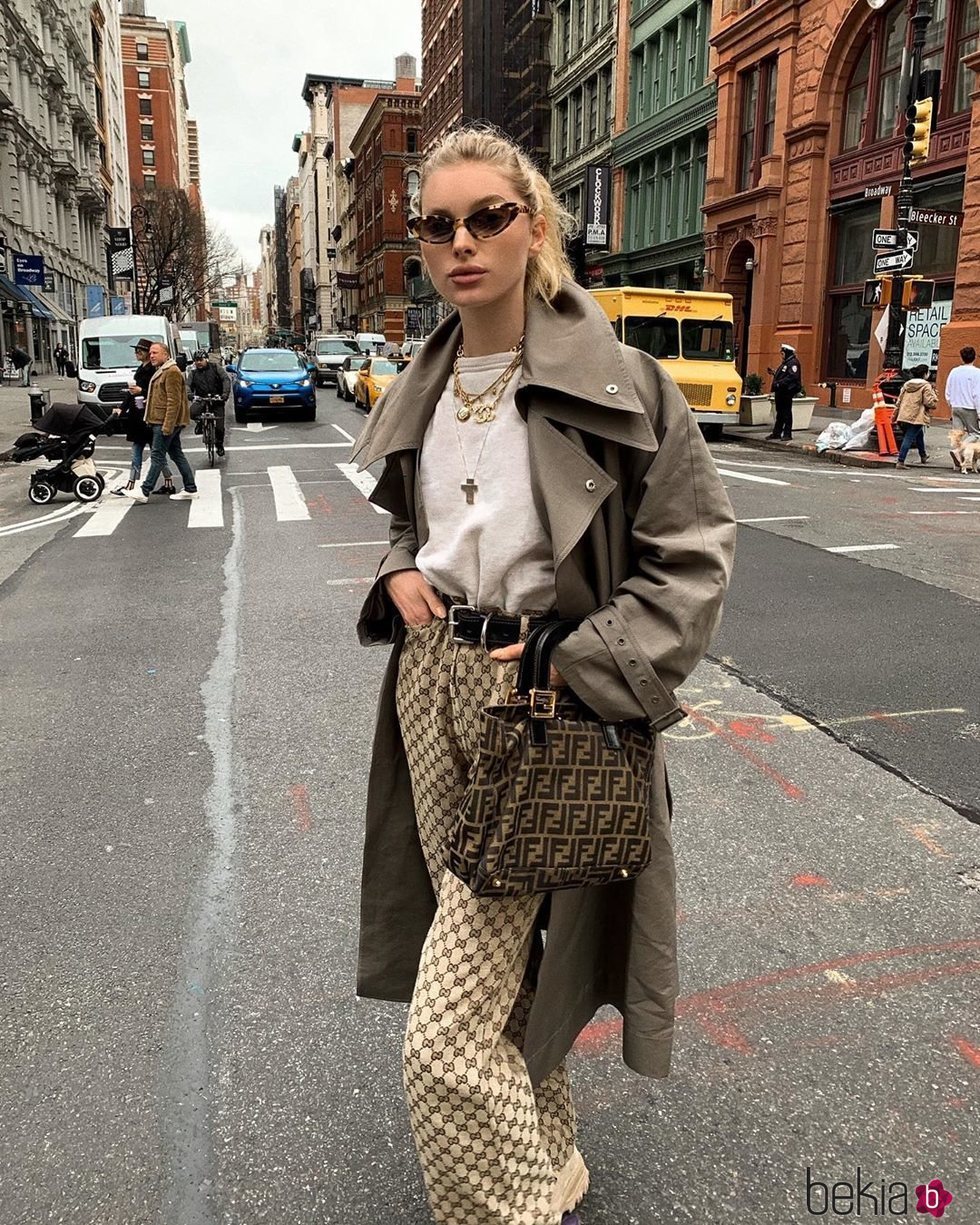 Elsa Hosk apuesta por la logomanía y los colores tierra en un look de entretiempo