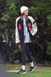 Kaia Gerber con un look sporty para dar un paseo por Los Ángeles con sus amigos