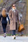 Katie Holmes con un estilo casual paseando por Nueva York