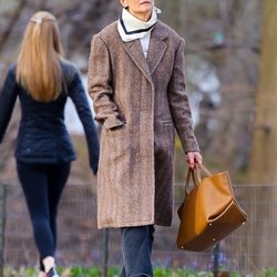 Katie Holmes con un estilo casual paseando por Nueva York