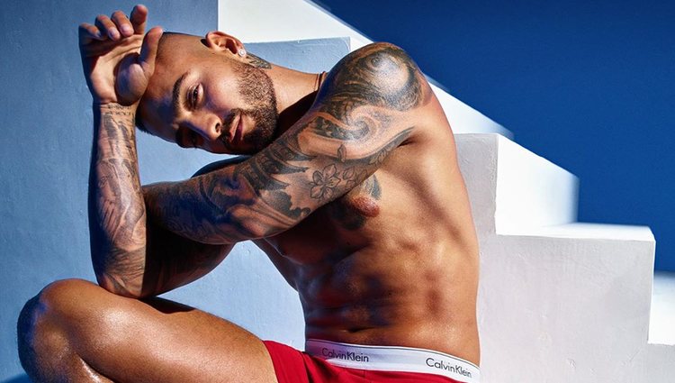 Maluma con un boxer rojo de la colección primavera/verano 2020 de Calvin Klein