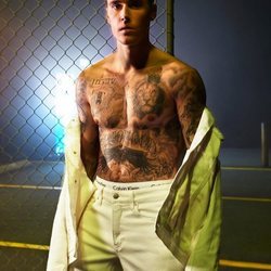 Justin Bieber con un total look neón de la colección primavera/verano 2020 de Calvin Klein