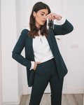 Dulceida con un tarje verde pino de Asos y sudadera blanca de Calvin Klein durante la cuarentena por coronavirus
