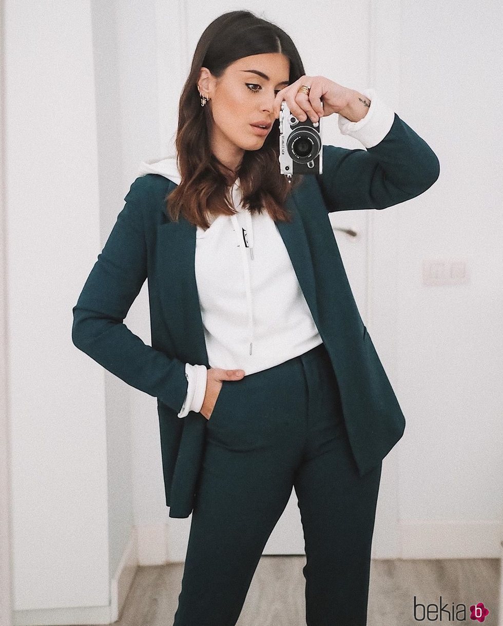 Dulceida con un tarje verde pino de Asos y sudadera blanca de Calvin Klein durante la cuarentena por coronavirus