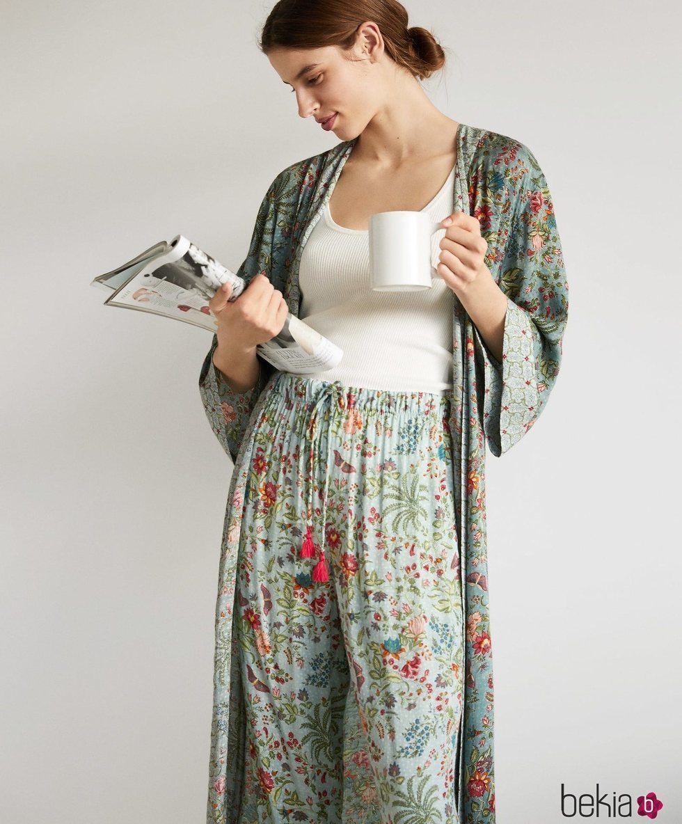 Bata y pantalón largo flor hindú de la colección 'When I'm At Home' de Oysho