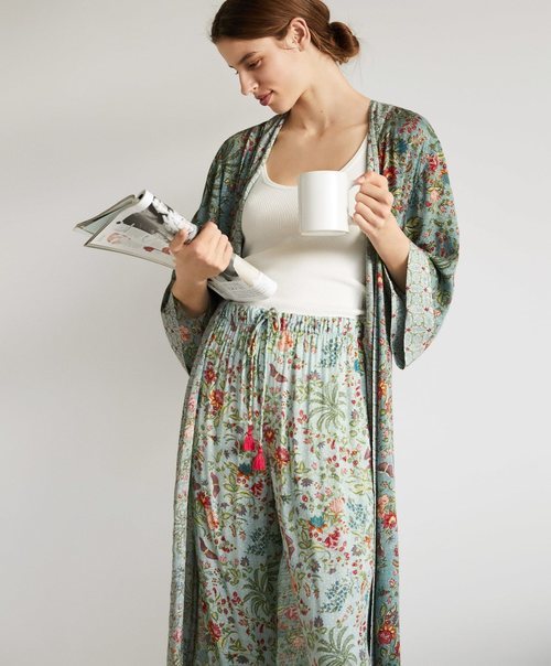 Bata y pantalón largo flor hindú de la colección 'When I'm At Home' de Oysho