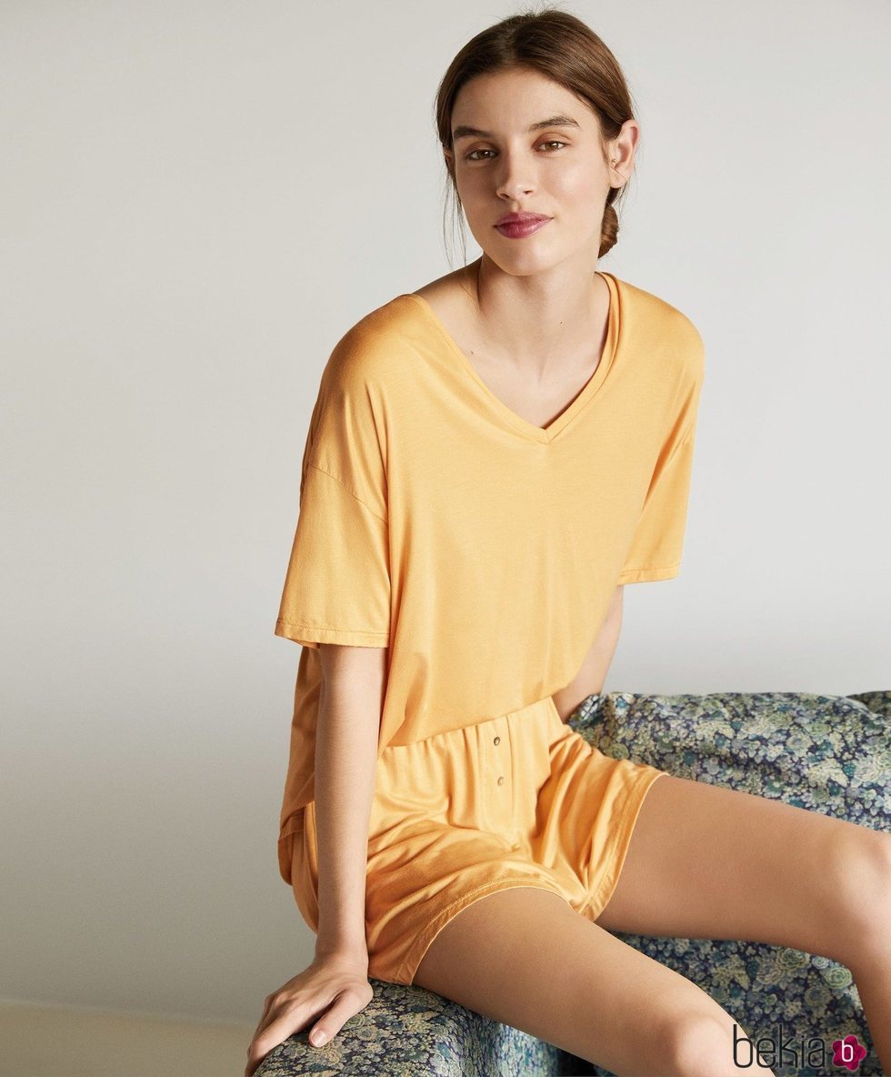 Conjunto de camiseta y pantalón tacto suave en color amarillo de la colección 'When I'm At Home' de Oysho
