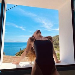 Aitana con el bañador line onepice en color negro de Ônne Swimwear