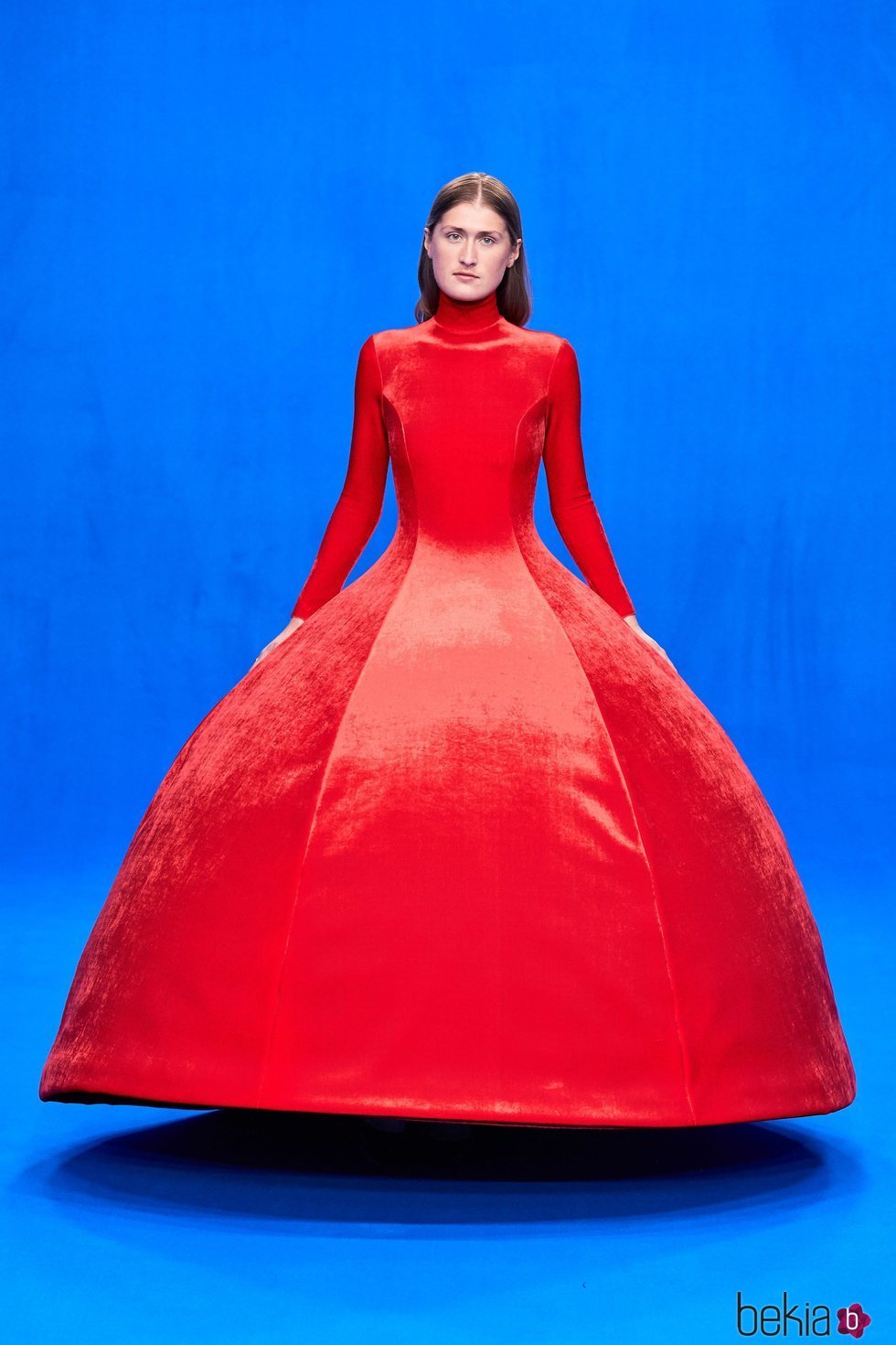 Vestido largo de terciopelo rojo de la colección otoño/invierno 2020 de Balenciaga