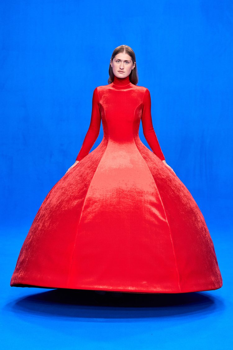Vestido largo de terciopelo rojo de la colección otoño/invierno 2020 de Balenciaga