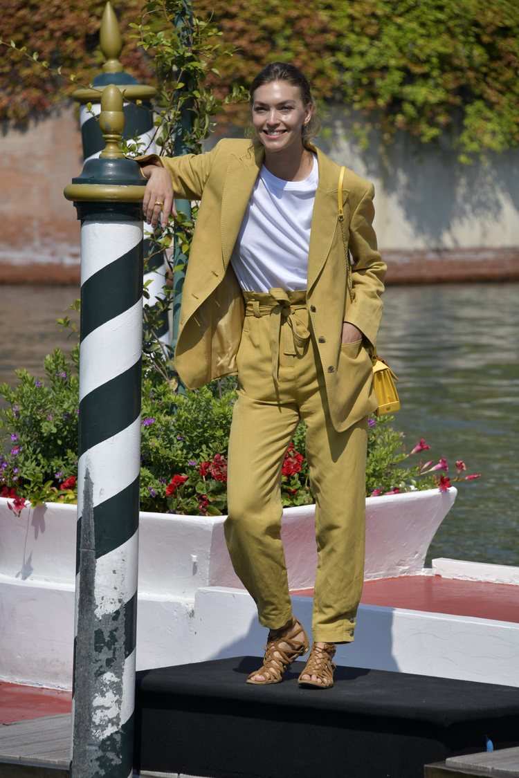 Arizona Muse con un traje fluido a su llegada a la Mostra de Venecia