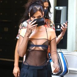 Bella Hadid con la tira del tanga por encima del pantalón en los VMAs 2020