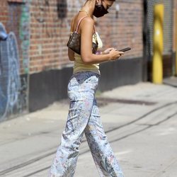 Bella Hadid con unos pantalones de campana que arrastran los bajos