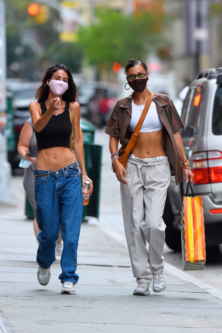 Bella Hadid y una amiga con pantalones de tiro bajo