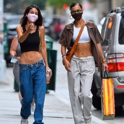 Bella Hadid y una amiga con pantalones de tiro bajo