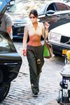 Bella Hadid con un pantalón de tiro bajo
