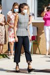 La Reina Letizia con un look casual en el instituto EGA de Navarra