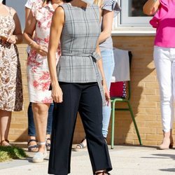 La Reina Letizia con un look casual en el instituto EGA de Navarra