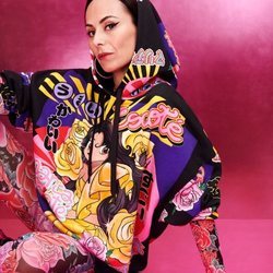 María Escoté con sudadera  y mallas de la colección de María Escoté para Desigual