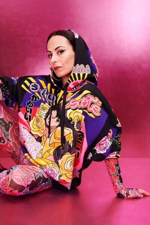 María Escoté con sudadera y mallas de la colección de María Escoté para Desigual