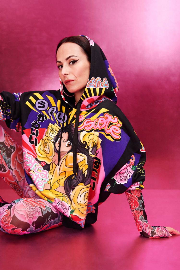 María Escoté con sudadera  y mallas de la colección de María Escoté para Desigual