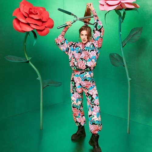 Chándal con estampado de flores de la colección de María Escoté para Desigual