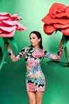 María Escoté con vestido ajustado con estampado de flores y kawaii de la coleción de María Escoté para Desigual