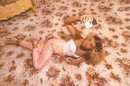 Sofia Richie con patalón de poliester rosa de la colección de Kappa x Juicy Couture
