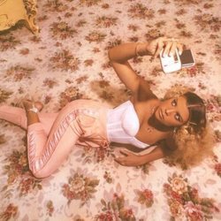Sofia Richie con patalón de poliester rosa de la colección de Kappa x Juicy Couture