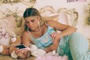 Sofia Richie posando con pantalón de terciopelo azul de la colección de Kappa x Juicy Couture