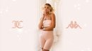 Sofia Richie posando con mallas y bandeau rosa de la colección de Kappa x Juicy Couture