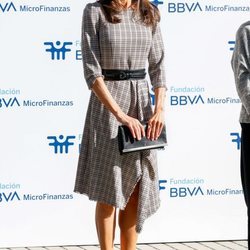 La Reina Letizia con un vestido de cuadros en un acto del Banco BBVA