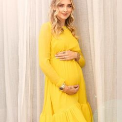 Chiara Ferragni presume de embarazo con un vestido amarillo de Giambattista Valli