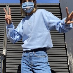 Natalia Lacunza con la sudadera azul de su línea de merchandising