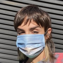 Natalia Lacunza con la mascarilla de su línea de merchandising