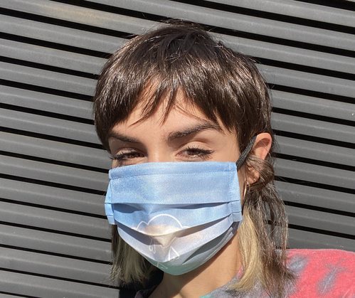 Natalia Lacunza con la mascarilla de su línea de merchandising