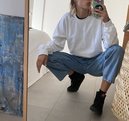 Natalia Lacunza con la sudadera blanca de su línea de merchandising