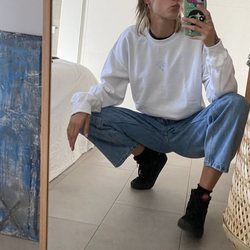 Natalia Lacunza con la sudadera blanca de su línea de merchandising