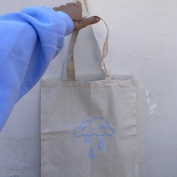 Natalia Lacunza mostrando la tote bag de su línea de merchandising