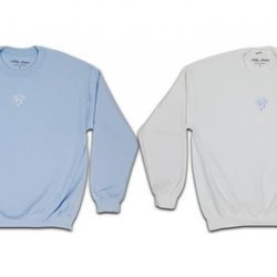 Sudaderas en blanco y azul de la colección de merchandising de Natalia Lacunza