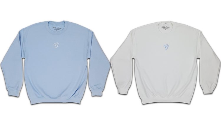 Sudaderas en blanco y azul de la colección de merchandising de Natalia Lacunza
