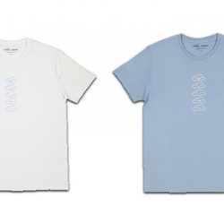 Camisetas en blanco y azul de la colección de merchandising de Natalia Lacunza