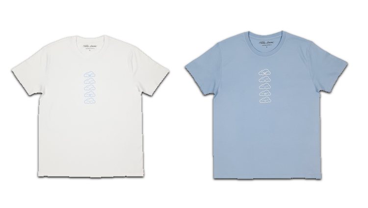 Camisetas en blanco y azul de la colección de merchandising de Natalia Lacunza