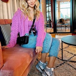 Chiara Ferragni con top y chaqueta de punto a juego en color rosa