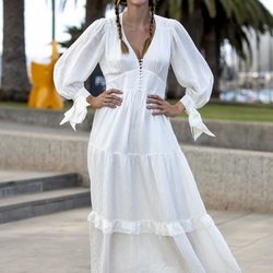 Helen Lindes con un vestido blanco estilo ibicenco en la Gran Canaria Moda Cálida 2020