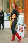Emily Ratajkowski apuesta por vestido ajustado para presumir de barriga de embarazada