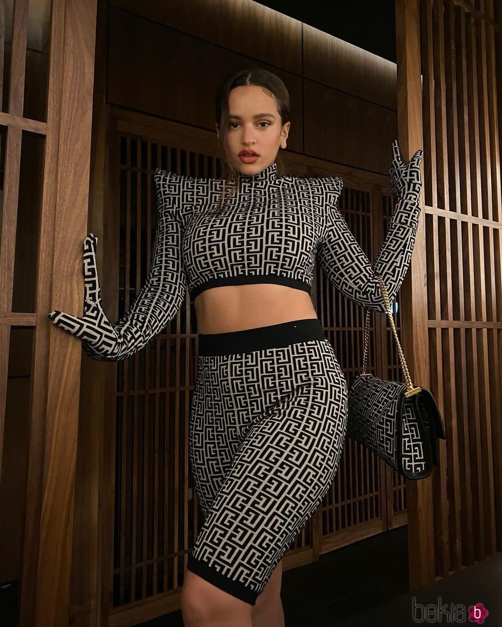 Rosalía con un total look de la colección 1945 de Balmain