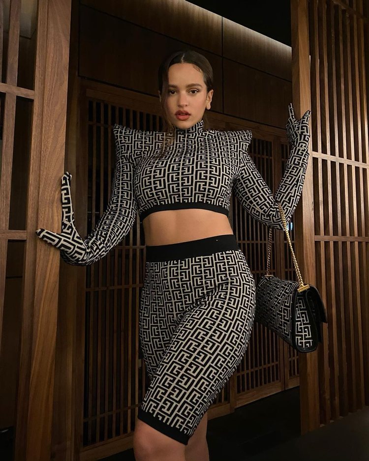 Rosalía con un total look de la colección 1945 de Balmain